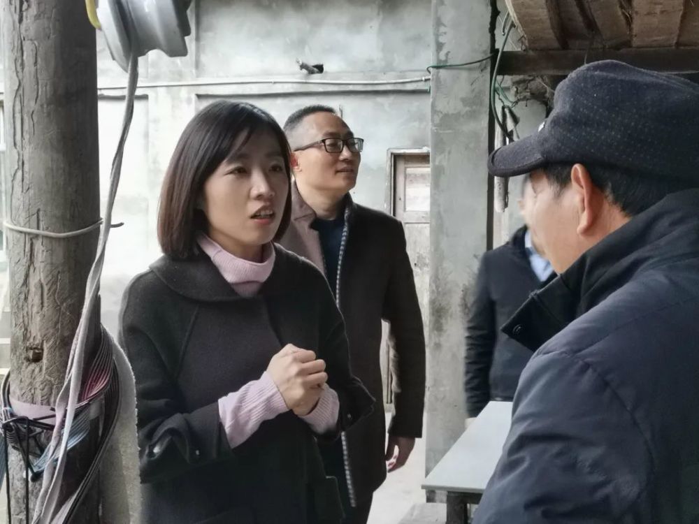 我为群众办实事西充县人民检察院党组书记代检察长陈婧带头深入罐垭乡