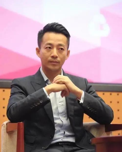 而汪小菲的官方身高是181cm,体重在70公斤左右,整个人都书卷气更重
