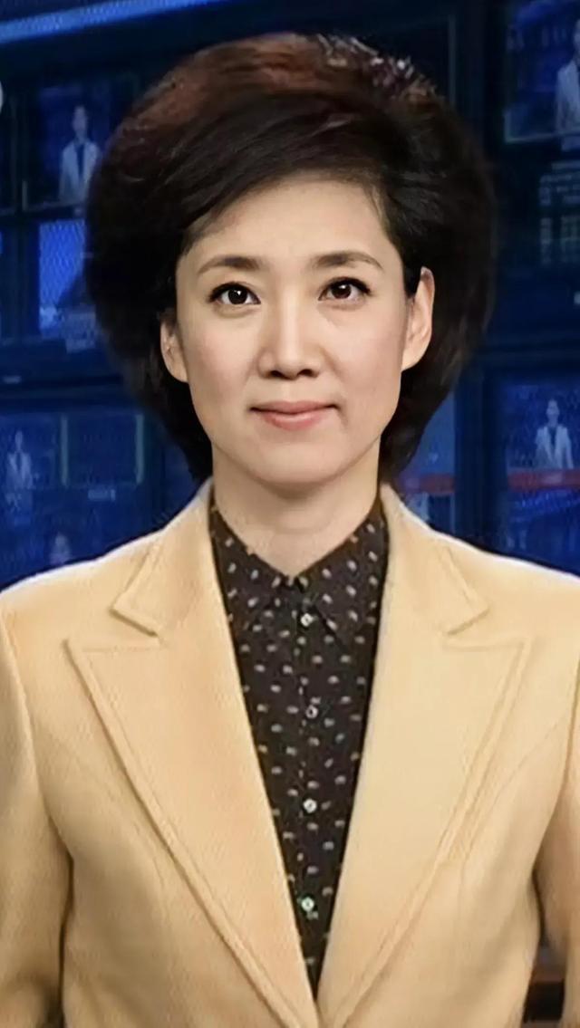 央视主持李修平:婚姻坎坷,42岁终遇真爱,被大10岁丈夫