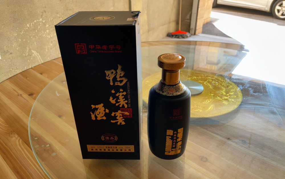 固态法>固液法>液态法酒液:淡黄色,澄澈透明,仿佛琥珀一般,装在瓶子里