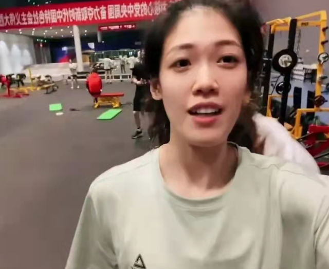 女排李盈莹晒近照!颜值气质飙升,一改往日稚气蜕变成"白天鹅"