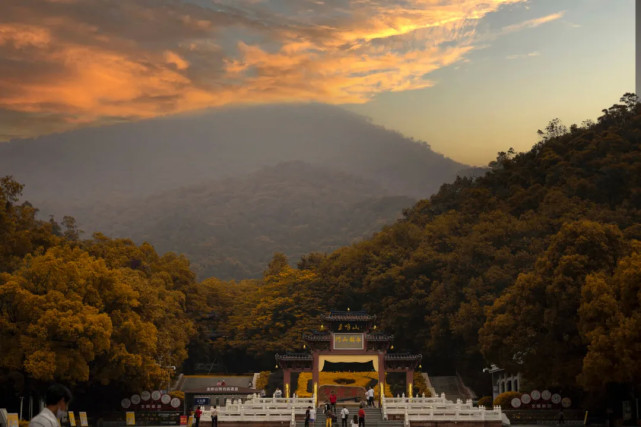 圭峰山山势雄伟,秀峰挺拔,因形似圭璧而得名.