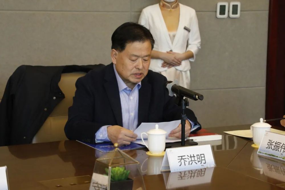 活动中,作者乔洪明现场分享了创作心路历程,宣读了5位国内文艺名家对