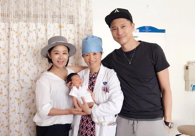 李小萌二胎孕妇写真美翻比头胎更美高龄产妇肚大如箩状态超棒