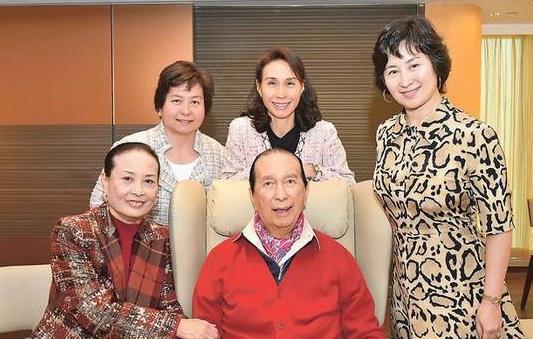 而何鸿燊不带陈婉珍去加拿大 大概也是因为担心蓝琼缨生气 到时候闹得