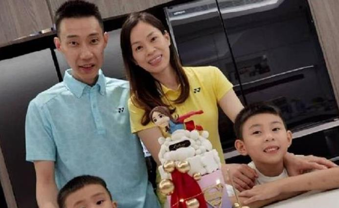 抗癌成功后李宗伟身形消瘦,如今为娇妻庆生,一家四