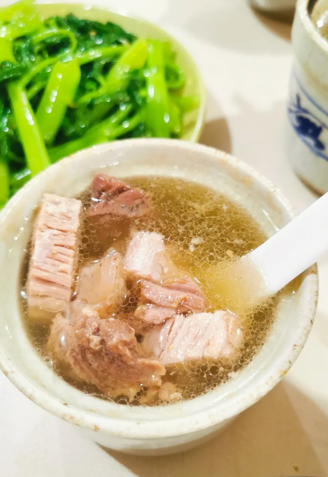 炖罐菜品一般选用老鸭,乌鸡,排骨,小肠,猪肚,筒骨以及一些海味干货等.