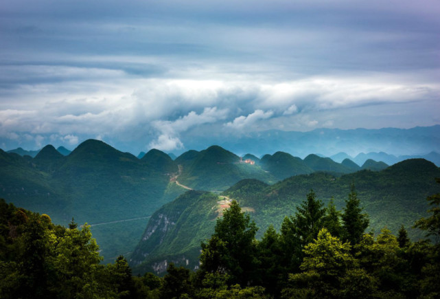 东南部和中部属苗岭分支武陵山脉,西部大娄山山脉的北延部分齐跃山脉