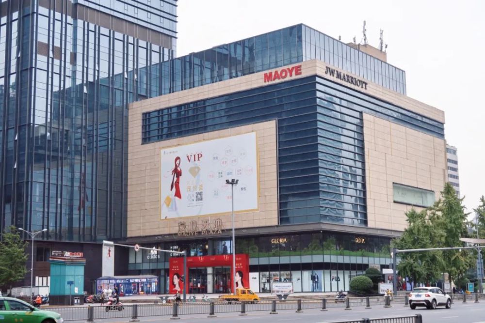 后来人民商场经过重装,改建,变成了茂业百货,成都百货大楼也从远东