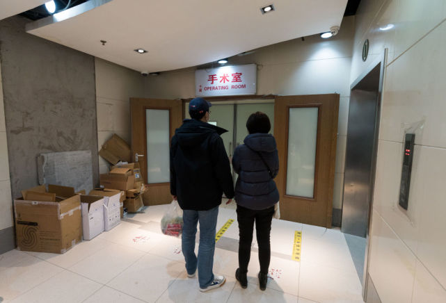11月15日,在北京大学肿瘤医院肝胆胰外一科手术室外,沈建群的女儿吴姝