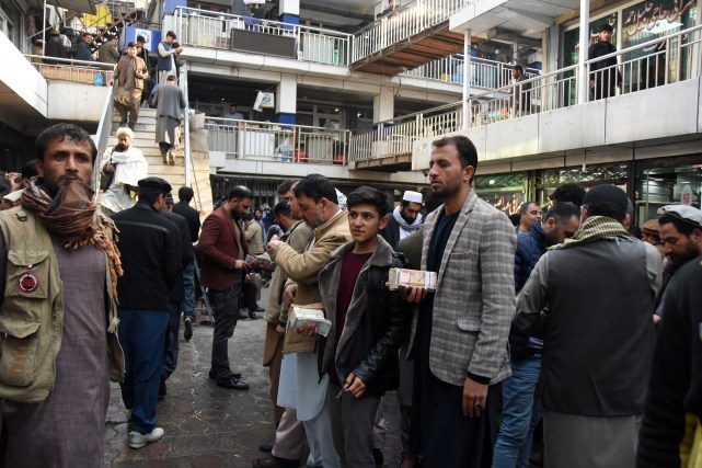 11月27日,一名男子在阿富汗喀布尔一家货币交易市场内数钱.