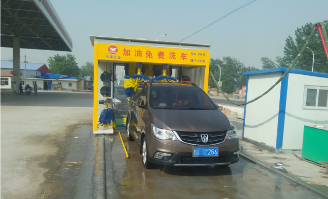 加油站免费洗车你试过吗行内人加完油开车就走套路是真深