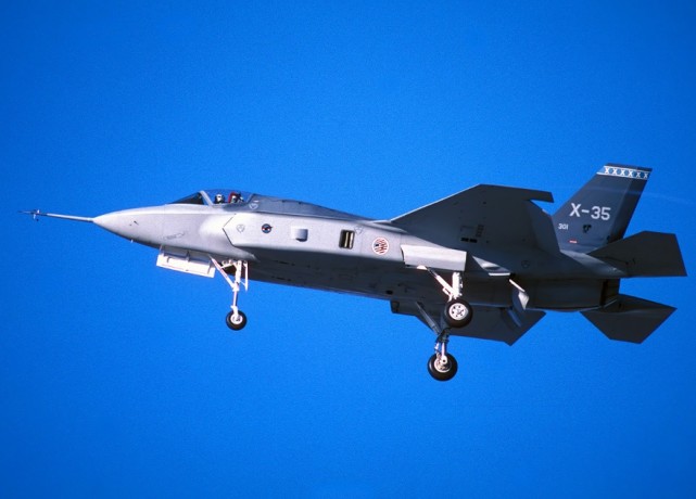 当时的x-35还处于一个很尴尬的阶段挪威在f-35战斗机项目的概念演示