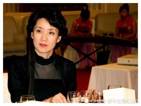 央视主持李修平:婚姻坎坷,42岁终遇真爱,被大10岁丈夫