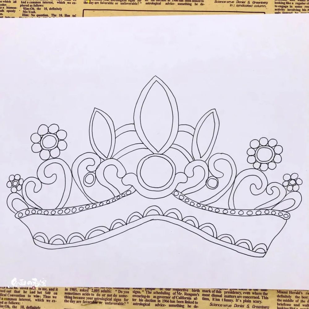 双鱼座专属公主皇冠有碎钻和铂金的皇冠做底,底部还有粉色的花衬托