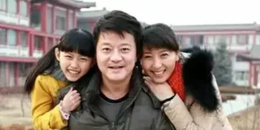长大后,闫学晶从事二人转表演行业,还做过主持人,演员,并取得了不错的