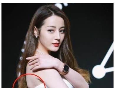 迪丽热巴的蝴蝶骨又出圈了如此美背居然是一种病