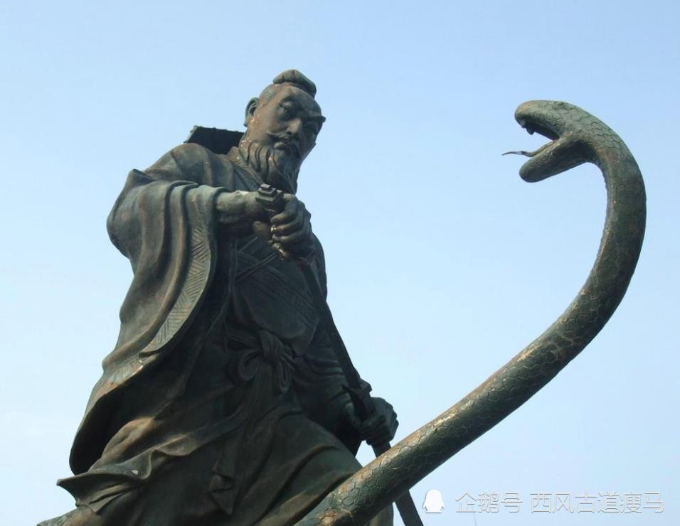 刘邦斩蛇起义雕像但是刘邦也不是从开始就顺利,秦朝的暴政下,逼得许多