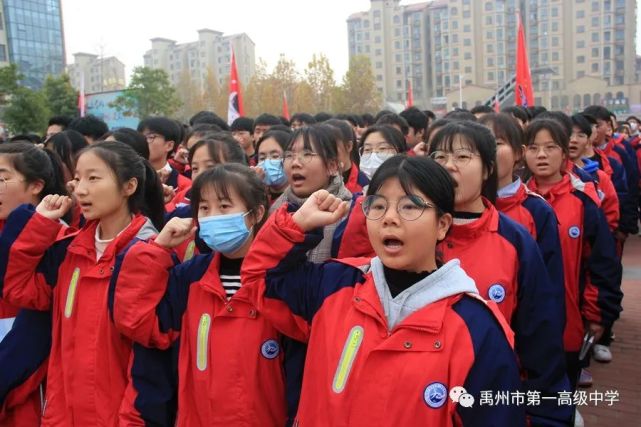 最后,全体师生在文玉培老师,杨宗杭同学的带领下进行了国旗下宣誓.