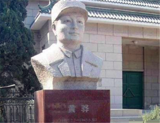 1943年司令员正在开会,手枪队长突然闯入,司令员被当场枪杀