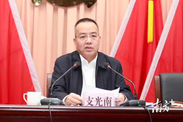 会上,支光南作动员讲话.