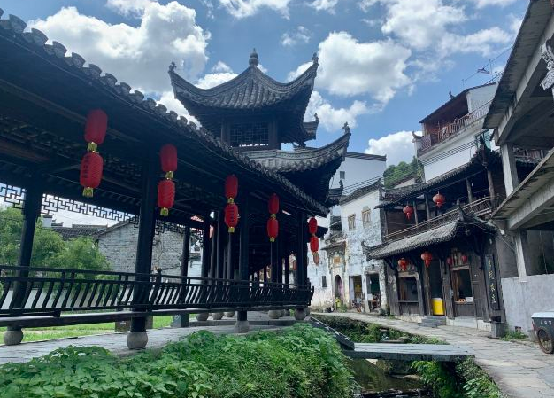 要说的就是江西李坑景区,村口六棵错落有致的古樟树不仅镇住了整个
