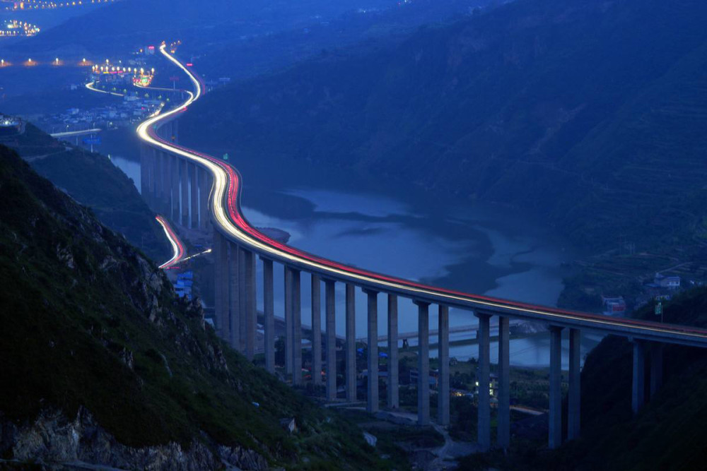 中国硬给建成了,全长约240公里,雅西高速多难?