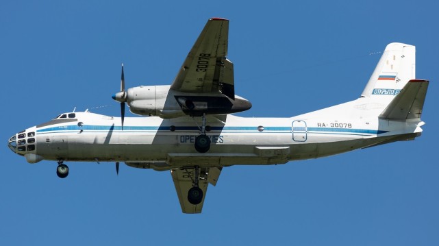 空中预警机(图中展示1架a-50u)1架伊尔-76(a-60)电子侦察机(图中展示