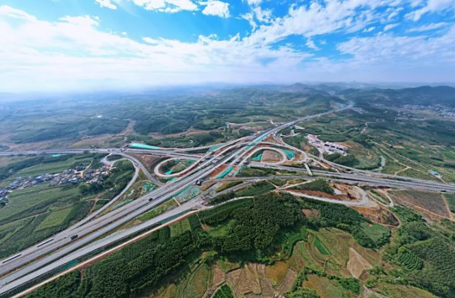 贺巴高速蒙象段是贺州至巴马高速公路的第三段,是自治区重点推进的县