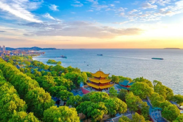五湖指洞庭湖,鄱阳湖,太湖,巢湖,洪泽湖,四海指东海,黄海,南海,渤海.