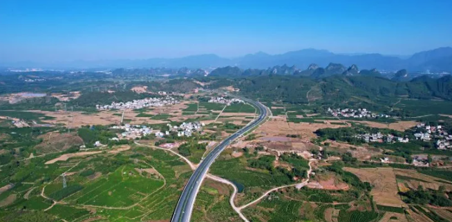 贺州至巴马高速公路是广西东西向重要的公路通道之一,蒙象高速金秀至