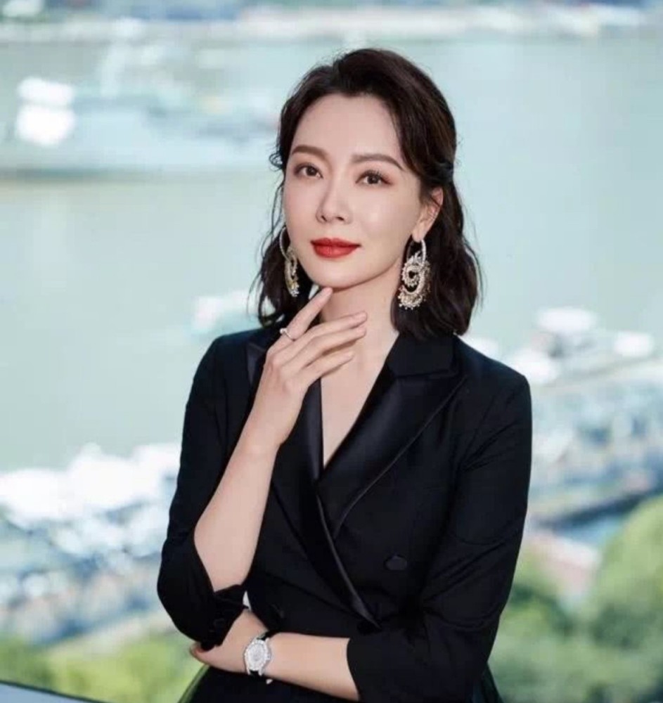不过陈数却在采访中直言自己并不存在年龄的问题,也不担忧市场会不用