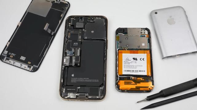 初代iphone和iphone13pro拆机对比,苹果这14年的变化真大