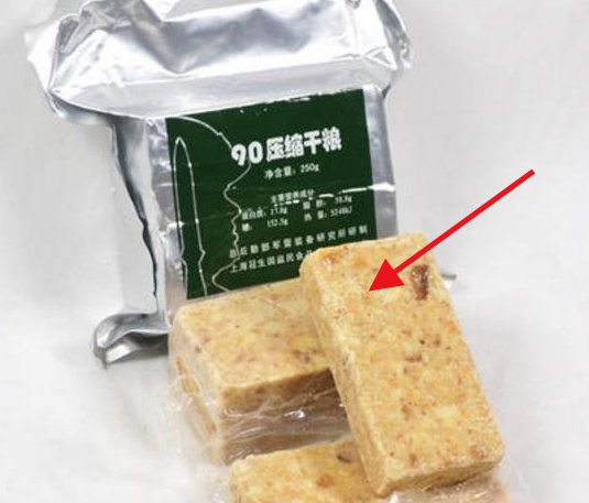 小小一块军用压缩饼干,为何抗饿?网友做了实验,放热水煮30分钟