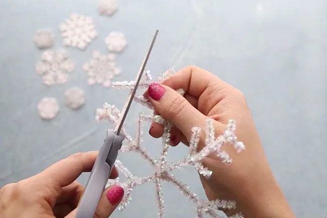 用它们来做不同形状雪花在很多主题上都可以用扭扭棒去创作拓展再加之