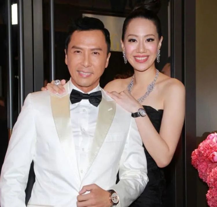 甄子丹与老婆,他的老婆不仅比他高,还非常的有钱,不过也许是看中了
