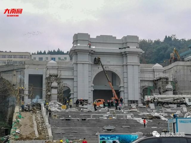 南部中学新校门来了,貌似清华校门?
