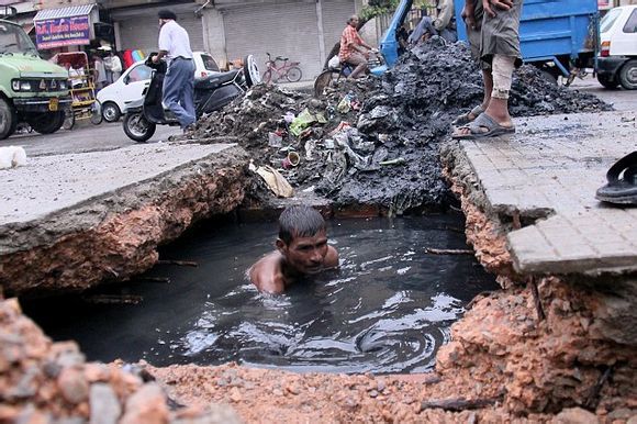 这就是印度掏粪工:全身浸入粪水无防护,每5天就有一人被呛死