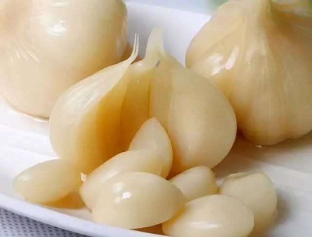糖醋蒜的做法:备用食材:新蒜500克,白砂糖40克,米醋1小瓶,食盐少许