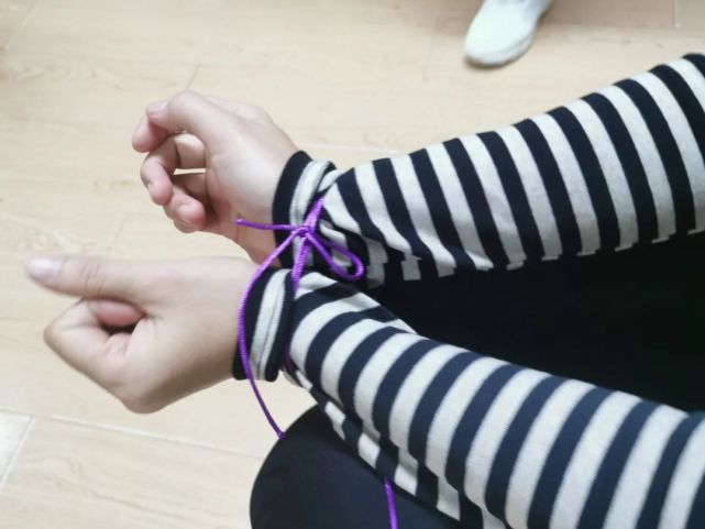 今天我就要用一根绳子来变魔术,睁大眼睛仔细看噢~ 第一步:用绳子绑住