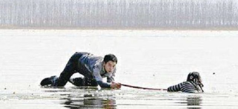 冰冷的湖水很快浸湿了他的衣服,仿佛有千斤重,他的手脚几乎失去知觉