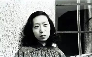 桑弧为张爱玲拍摄的照片又几年后,在美国,她遇到了赖雅.
