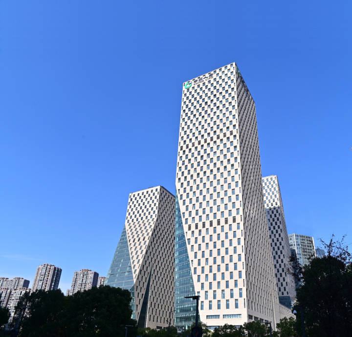 新大楼紧临杭州市民中心,是由中国人寿总部投资建设的浙江省重点建设