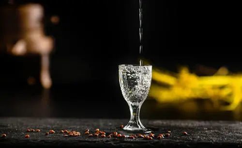 各种白酒都喝过,喝醉了就吐得一塌糊涂,甚至会离家出走,打人骂人,闹