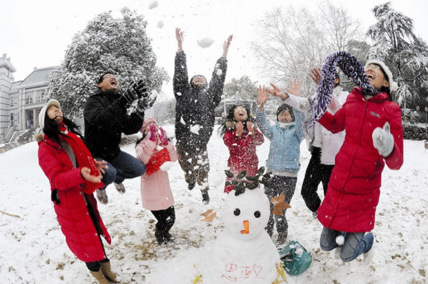 大学生们似乎在用各自堆起来的雪人,来欢迎一年冬天的到来,这也是大学