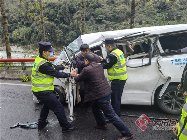 乡所属消防员进行先期处置,成功救助7名交通事故受伤群众