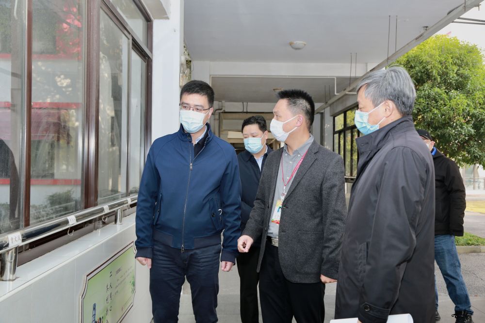 曹晔一行先后督查了开发区世茂小学和陆家高级中学,详细询问了师生入