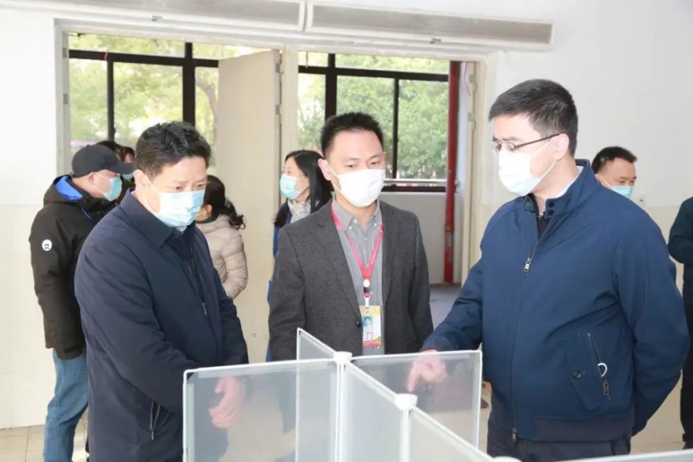 曹晔一行先后督查了开发区世茂小学和陆家高级中学,详细询问了师生入