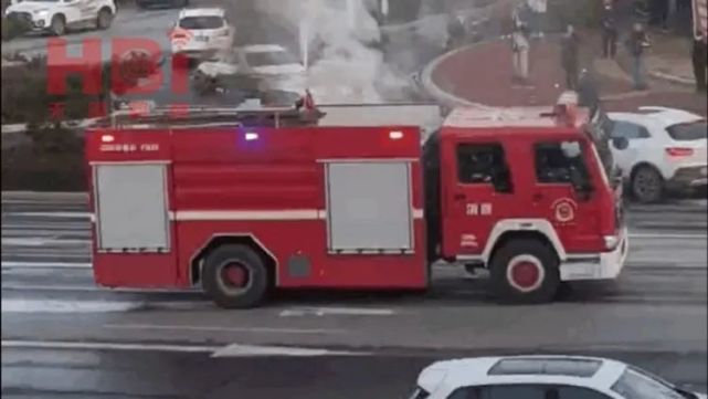 伴着警报声的由远及近119消防车抵达现场消防员启动高压水枪迅速将火
