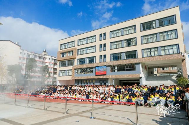 在第30个"119"消防宣传月到来之际,五华区华山中学在校内启动了"筑牢